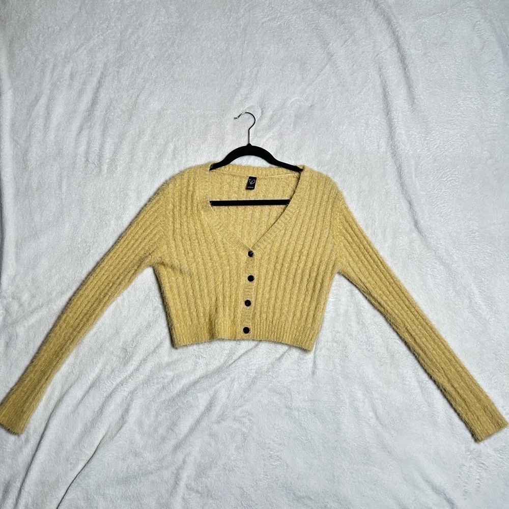Windsor Ribbed Fuzzy Cropped Cardigan Sweater | Size Medium